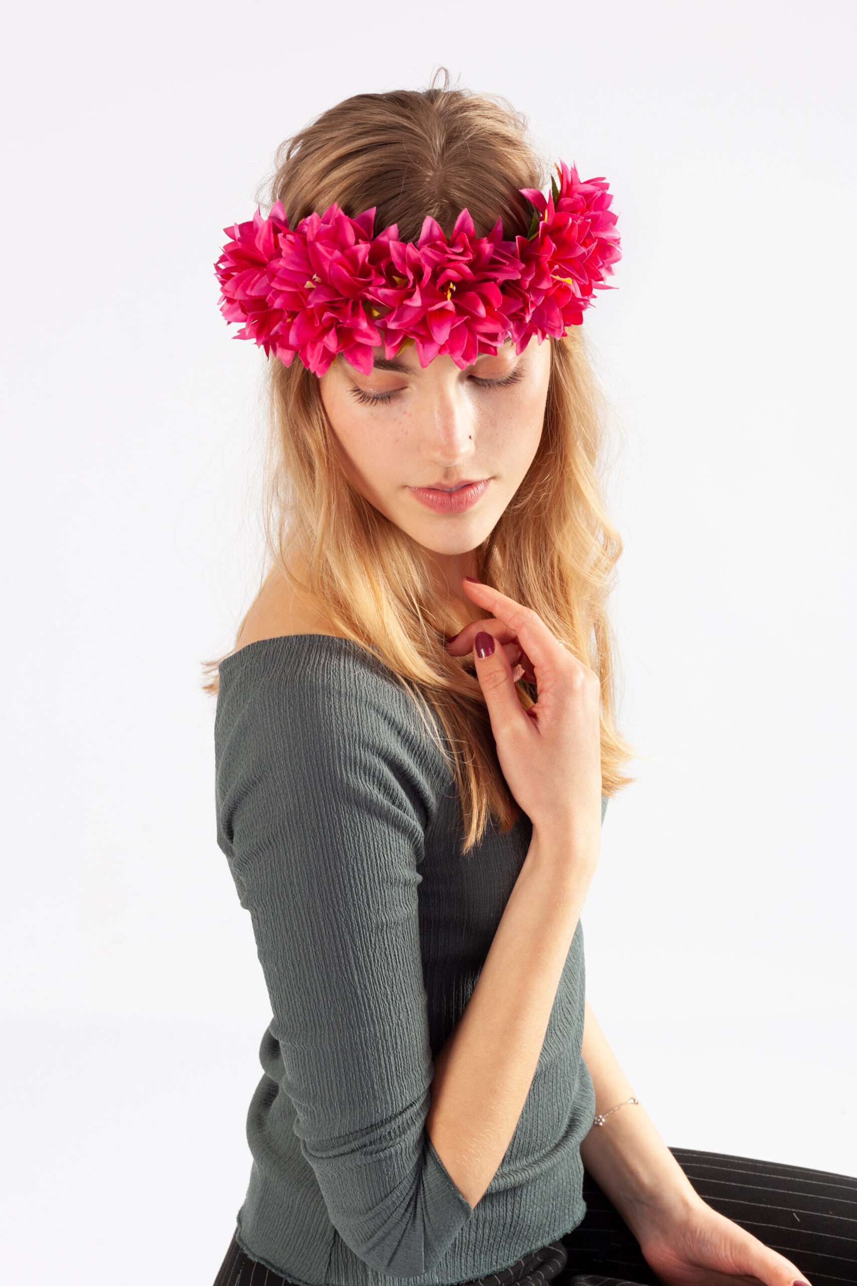 toewijzen jongen Hardheid Bloemenkrans haar dahlia roze bloemen haarband hawaii kopen? -  FeestinjeBeest.nl