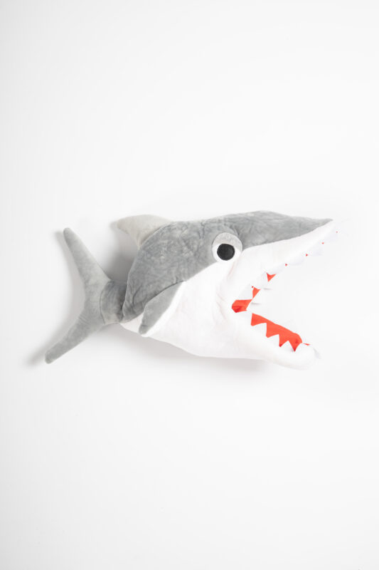 Haai Grijs Muts Laplander Tanden Jaws Shark Gebeten Bijten Pluche 1