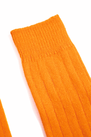 Kniekousen oranje lange sokken gebreid 1