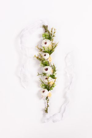 Luxe bloemenkrans wit pioenrozen haarband