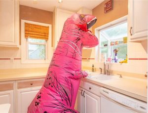 Opblaasbaar T-rex kostuum dino pak roze Jurassic World™ volwassenen