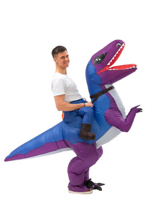 Opblaasbaar kostuum rijdend op dino velociraptor pak zittend op dinosaurus opblaaspak